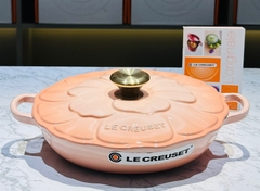 CHẢO LE CREUSET PETAL BRAISER PÊCHE CÓ NẮP 26CM MÀU CAM ĐÀO