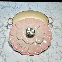 Chảo le creuset petal braiser shell pink nắp hoa 26cm hồng