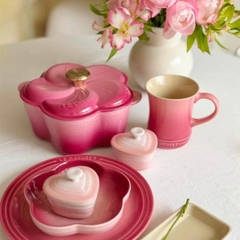 NỒI GANG LE CREUSET FLORAL HỒNG BERRY NẮP CÁNH HOA 20CM