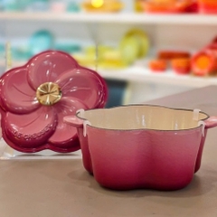 NỒI GANG LE CREUSET FLORAL HỒNG BERRY NẮP CÁNH HOA 20CM