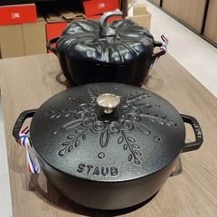 Nồi gang Staub snowflake black bông tuyết 24cm màu đen