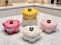 NỒI GANG LE CREUSET FLORAL MÀU VÀNG NẮP CÁNH HOA 20CM