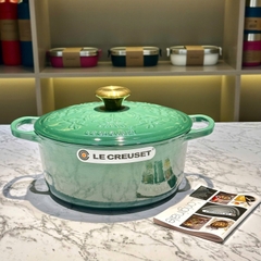 NỒI GANG LE CREUSET NOEL ARTICHAUT 24CM NÚM VÀNG TRÒN MÀU XANH