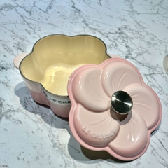 NỒI GANG LE CREUSET FLORAL HỒNG SHELL PINK NẮP CÁNH HOA 20CM