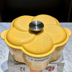 NỒI GANG LE CREUSET FLORAL MÀU VÀNG NẮP CÁNH HOA 20CM