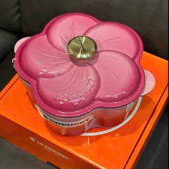 NỒI GANG LE CREUSET FLORAL HỒNG BERRY NẮP CÁNH HOA 20CM