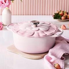 NỒI GANG LE CREUSET PETAL SHELL PINK NẮP HOA 26CM MÀU HỒNG