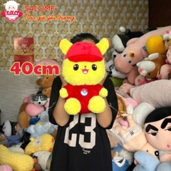 Gấu bông Pikachu ngồi đội nón đỏ