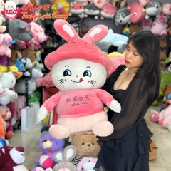 Gấu Bông Mèo Ngồi Mắt Liếc Đội Mũ Thỏ Khổng Lồ Dễ Thương SALOME Thú Bông Mèo Hồng Liếm Mép Ôm Ngủ