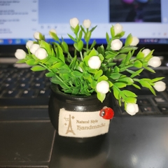 Bình hoa mini Bông bi trắng (chậu đen)