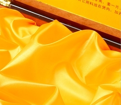Thảm trải bàn Phi bóng Vàng
