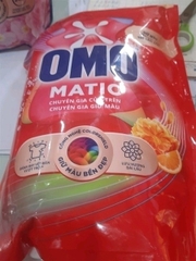 nước giặt omo matic cửa trên giữ màu 1.8kg