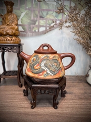 Ấm Thạch Biều Bá Vương - Họa Tiết Vẽ Tay - Hàng Thủ Công - NN Trương Tiểu Lĩnh - Chất Đất: Đáy Tào Thanh - Lỗ Thoát: 16 lỗ 300ml