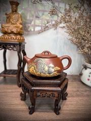 Ấm Thạch Biều Tuổi Dậu - Hoạ Tiết Vẽ Tay -NN Trương Tiểu Lĩnh - Chất Đất Đáy Tào Thanh - Lỗ Thoát: Hình Trám 9 Lỗ 200ml