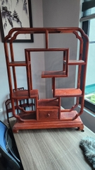 Kệ trưng bày gỗ hương lào - Kệ hoạ tiết 1 ngăn kéo - KT: 82*76*20 / ô 17cm / tay gỗ 2cm