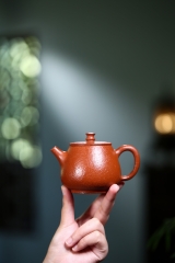 Ấm cao thạch biều - Chu sần - NN Lưu Hậu Đông - 200ml - tổ ong - Tổng chiều dài: 12cm Cỡ nòng: 5,2cm Tổng chiều cao: 8cm