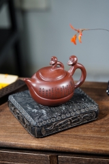 Ấm linh hầu hiến thuỵ - Nguyên khoáng thạch hồng - NN Thực Lực Phái - 290ml - Tổ ong - Tổng chiều dài: 15,3 cm Đường kính: 6,1cm Tổng chiều cao: 10,3cm