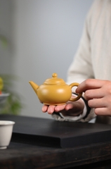 Ấm thuỷ bình - Hoàng kim đoạn - NN Nghệ Công Sư Ưu Tú - 100ml - 10 ỗ - Chiều dài 11,2cm Chiều cao 6,4cm Đường kính 3,8cm