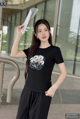 Áo thun cổ tròn in mềm mại, mịn, đứng form UKAT2505001