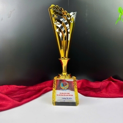 Cúp kim loại gắn đế pha lê