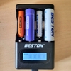 Box sạc thông minh tự ngắt 4 khe Beston M9501 sạc được cả Ni-MH 1.2V và Li-ion 1.5V chuẩn AA/AAA
