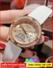 dong-ho-nu-guess-mat-tron-dinh-da-swarovski-rose-gold-day-silicone-trang-thoi-trang-dep-timesstore-vn