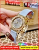 dong-ho-nu-versace-v-motif-mat-tron-day-da-mau-xanh-timesstore-vn