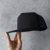 Nón Snapback style Aframe Vải trơn đen xịn vành mặt dưới nón màu xanh lá Brand One Hat
