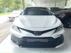 gia-xe-toyota-camry-2-0q-2023-trang-nt-kem