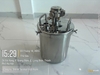 Cây khuấy Prona đặt trên nắp thùng