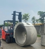 Xe nâng Heli 7 tấn kẹp ống cống bê tông tròn linh hoạt, hiệu quả.