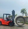 Xe nâng Heli 7 tấn kẹp ống cống bê tông tròn linh hoạt, hiệu quả.
