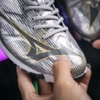giay-bong-da-mizuno-alpha-2-elite-tf-p1gd256204-bac-vang