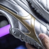 giay-bong-da-mizuno-morelia-sala-pro-tf-q1gb251304-bac-vang
