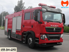 Xe chữa cháy bột khô HOWO 7 khối màu đỏ nhìn góc ba phần tư phía trước, cabin kép ba trục