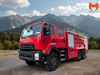 Xe chữa cháy Isuzu FVZ60QE5 8 khối màu đỏ nhìn góc ba phần tư phía trước, cabin kép bốn cửa trên nền ba trục
