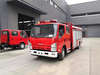 Xe chữa cháy bọt nước 3,5 khối Isuzu QL1110ANKAY màu đỏ nhìn góc ba phần tư phía trước tại nhà máy