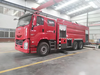 Xe chữa cháy Isuzu GIGA 16 khối nhìn góc ba phần tư phía trước trong nhà xưởng, thấy rõ ba trục và cabin kép