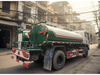 Xe phun nước rửa đường 9 khối Howo đang làm việc thực tế xịt rửa đường và dập bụi
