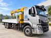 Minh họa AI xe Chenglong H5 bạc gắn cẩu vàng XCMG SQS200-6 tại khu công nghiệp, góc trước bên phải