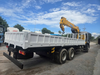 Chenglong H5 thùng lửng trắng và cẩu XCMG SQS200-6 nhìn từ phía sau