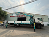 Giỏ nâng người xe tải cẩu đang làm việc