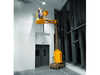 Xe nâng người Haulotte STAR 10 làm việc sát tường kính trong không gian hẹp