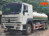 Xe phun nước HOWO cabin trắng và bồn xanh trắng nhìn từ góc trước