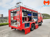 Khoang thiết bị phía sau xe cứu hỏa Isuzu mở cửa, thấy vòi, lăng và bảng đồng hồ bơm