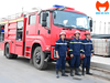 Kíp trực đứng bên xe cứu hỏa Isuzu FVR với khoang thiết bị mở