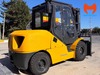Xe nâng Komatsu FD50 nhìn từ góc sau với đối trọng mang chữ Komatsu