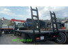 Hai cầu dẫn gập dựng đứng phía sau sàn chở máy của xe Ollin 900B