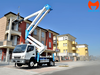 Thiết bị nâng người Socage với cần gấp khúc vươn lên cạnh công trình
