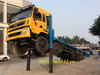 Xe Cửu Long TMT triển khai chân chống nâng đầu với sàn chở máy nghiêng phía sau